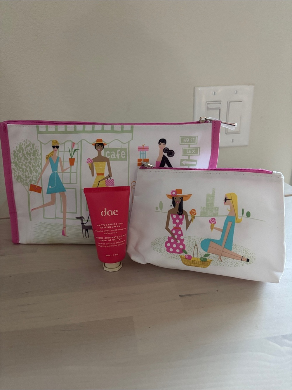 NWT 30 ml Dae Cactus Fruit 3-in-1 Styling Cream + Clinique Cosmetic bags gift 🎁